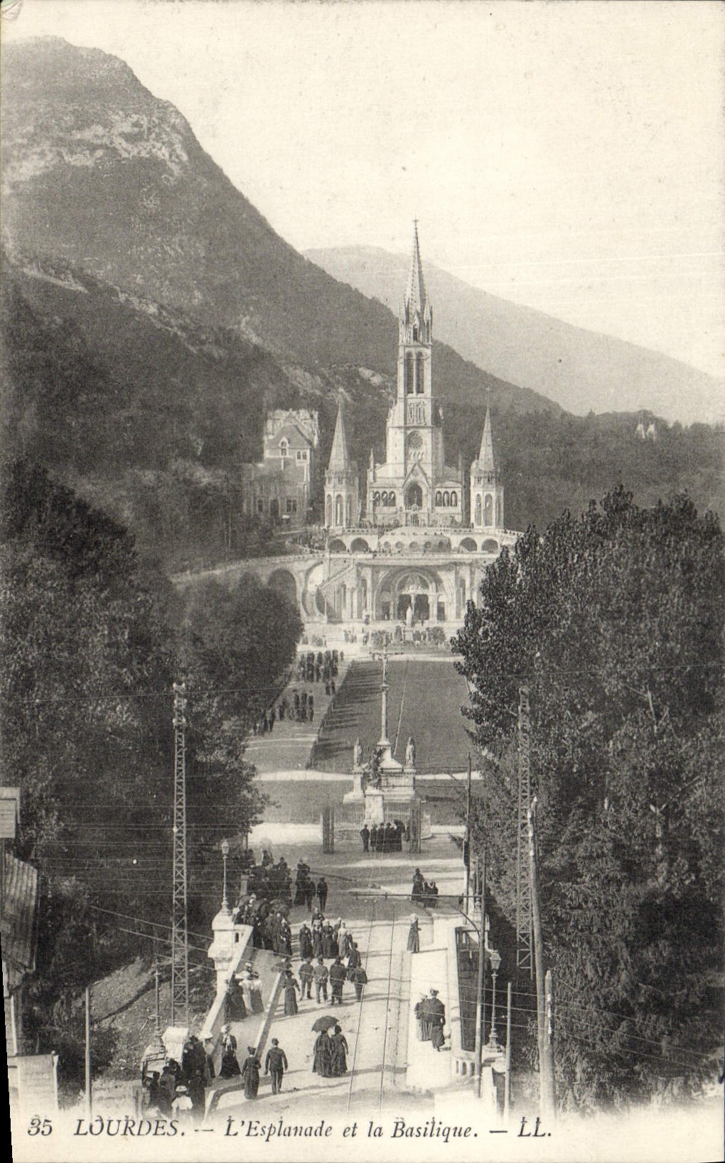 CPA Lourdes L'Esplanade et la Basilique