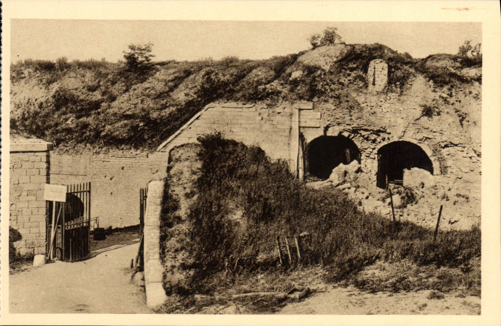 Fort de TAVANNES — bombardé en 1916 — Ossuaire de Douaumont