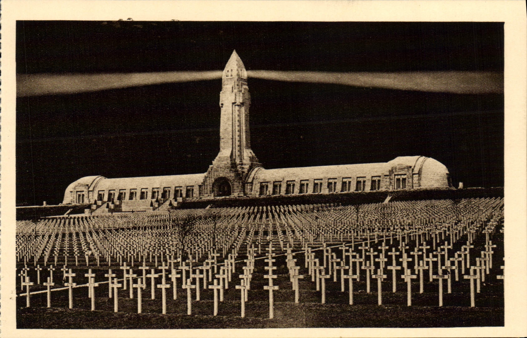Ossuaire et Phare de Douaumont — Léon Azéma, Max Edrei et Jacques Hardy, architectes — cliché Ohinot