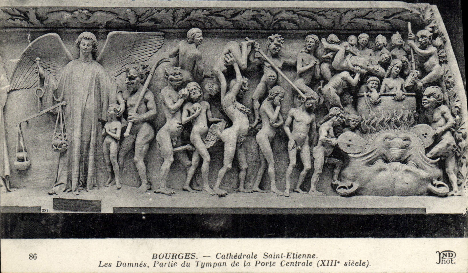 CPA Cathedrale de Bourges St Etienne Les damnes Partie du tympan de la porte centrale