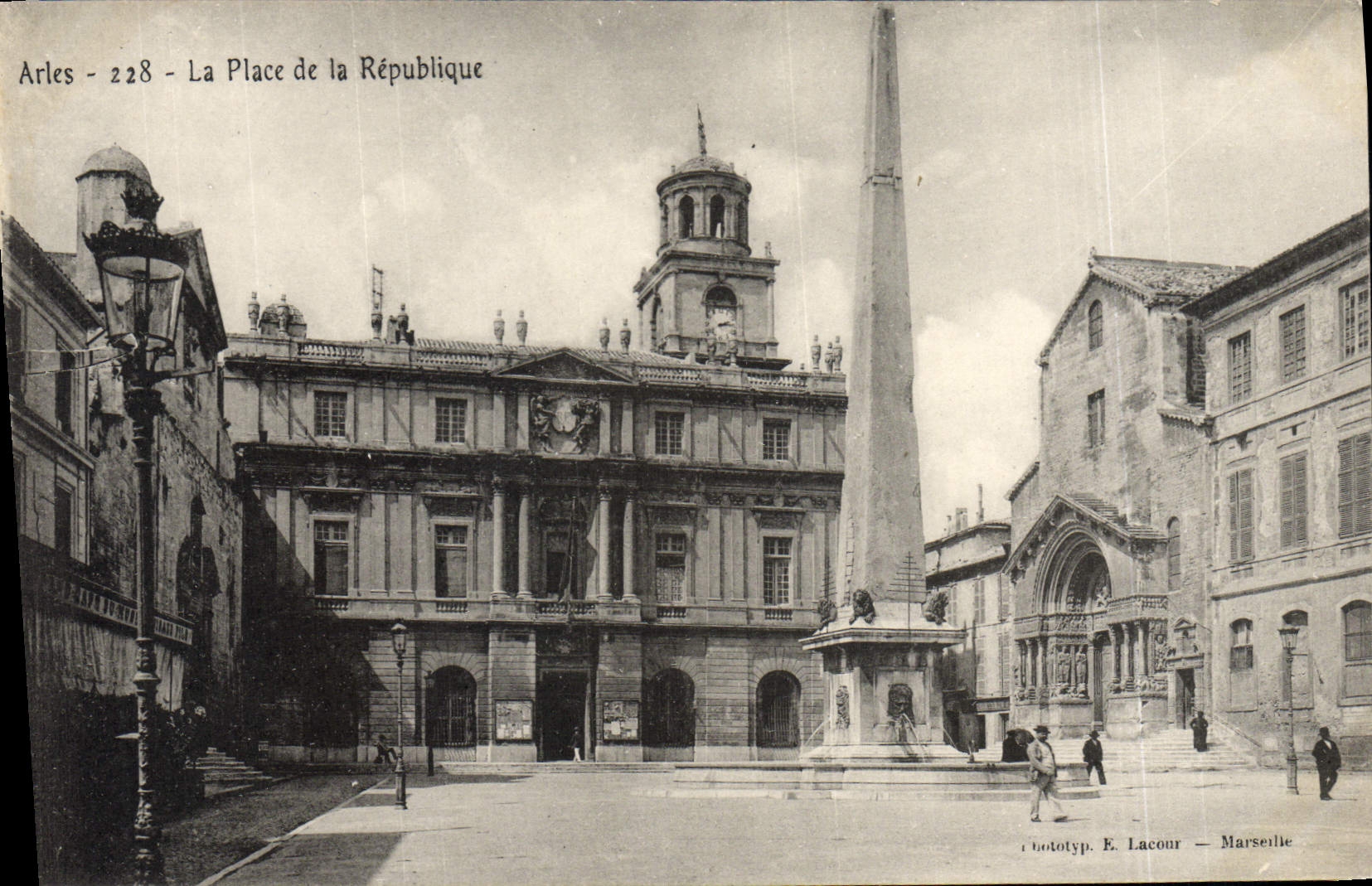 Arles - La Place de la République — phototyp. E. Lacour — Marseille