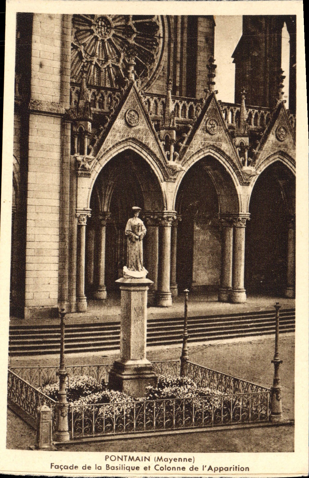 CPA Pontmain Facade de la Basilique et Colonne de l'apparition