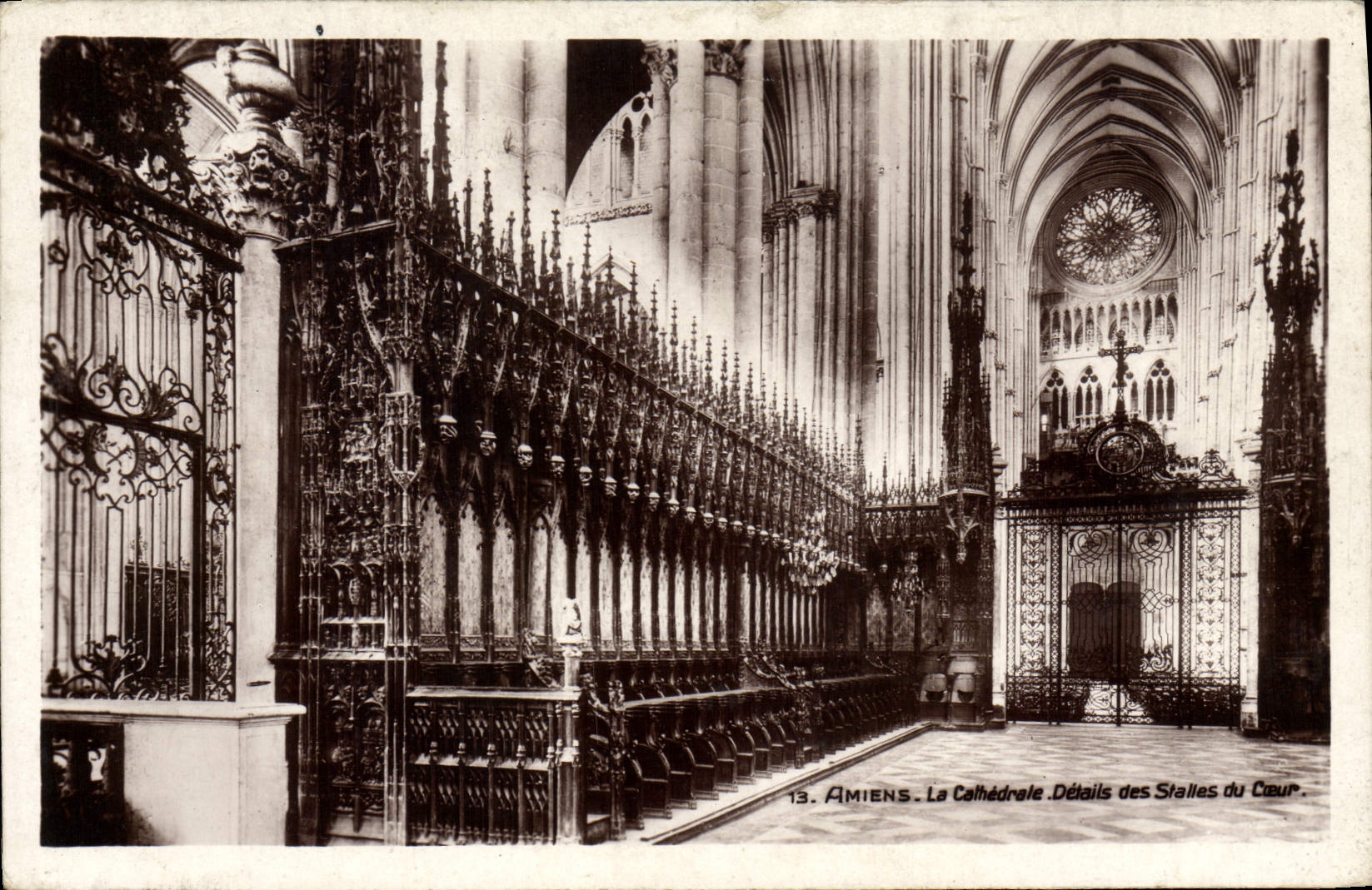 CPA Amiens La Cathedrale Detail des Stalles du coeur