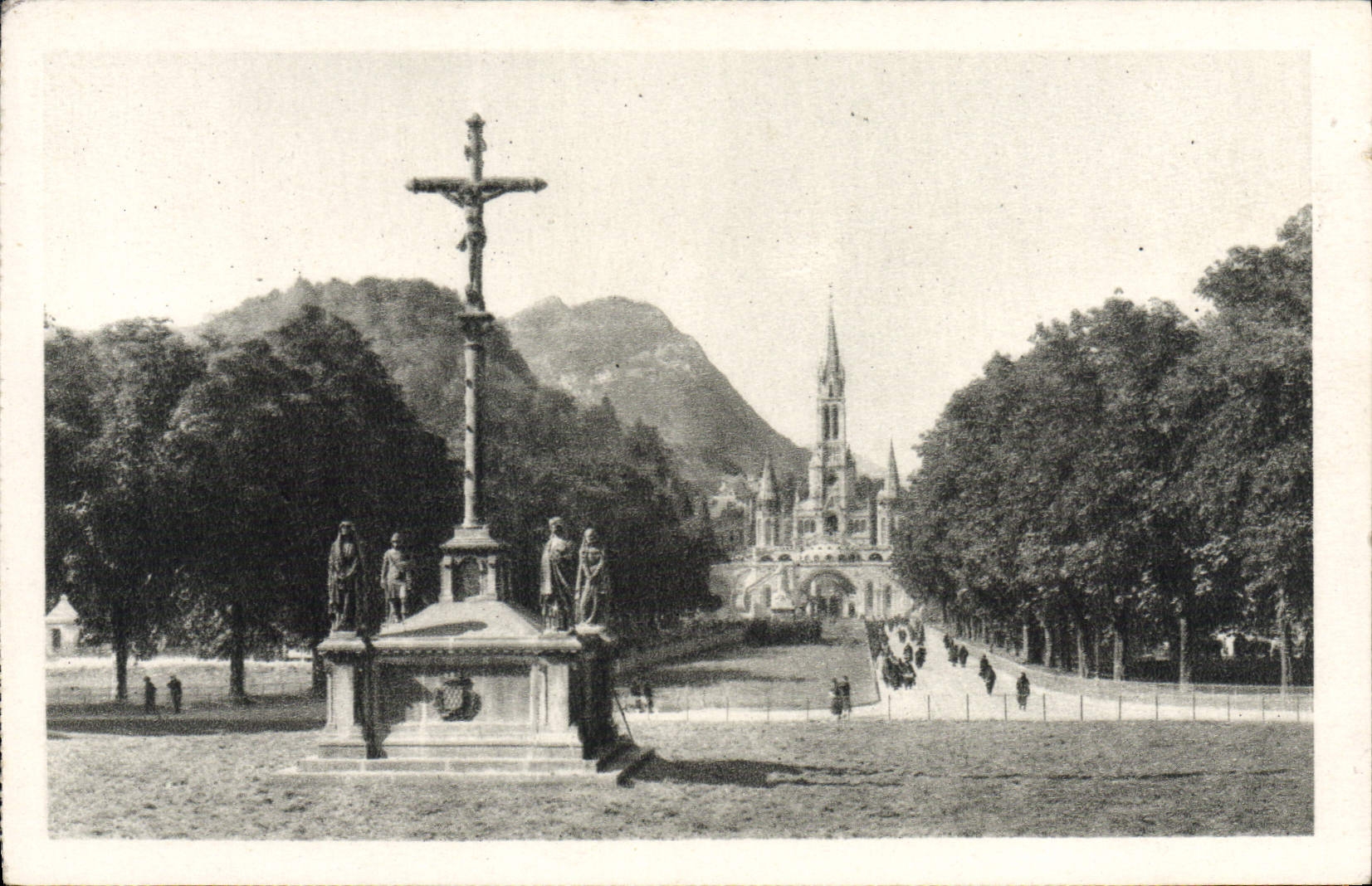 CPA Lourdes La Basilique et le Calvaire Brelon
