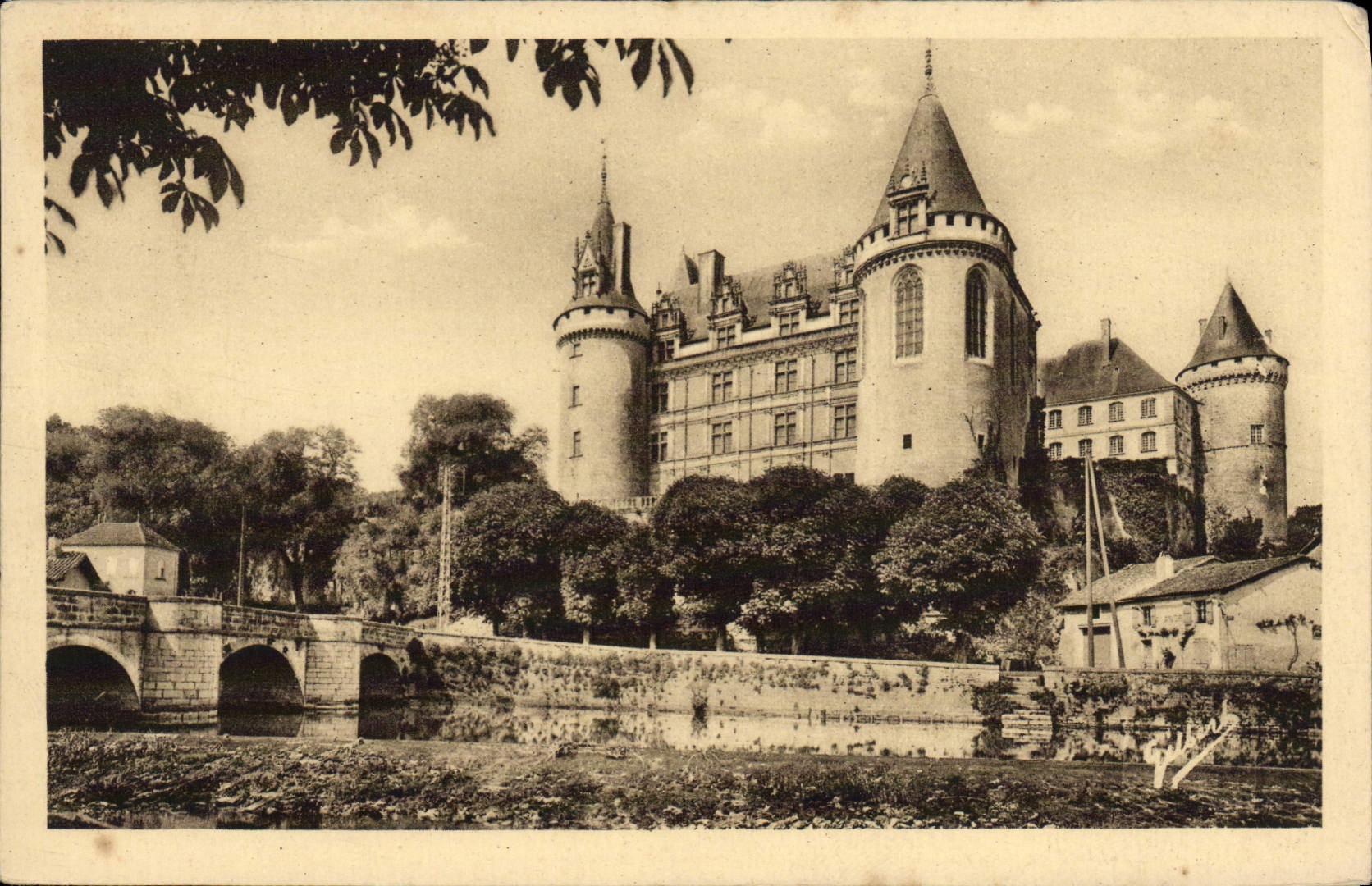 Château de Larochefoucauld — La Charente Pilttoresque — Édition d'Art A. Gilbert, France