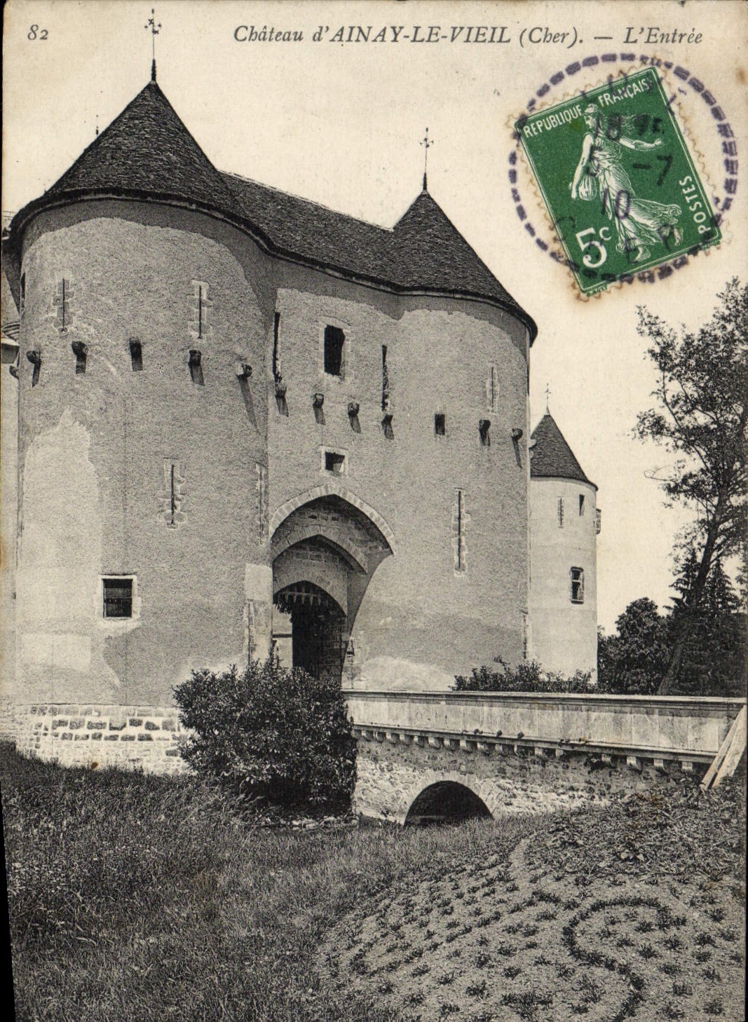 Château d'Ainay-le-Vieil (Cher) — L'Entrée — Éditeur inconnu, n° 82