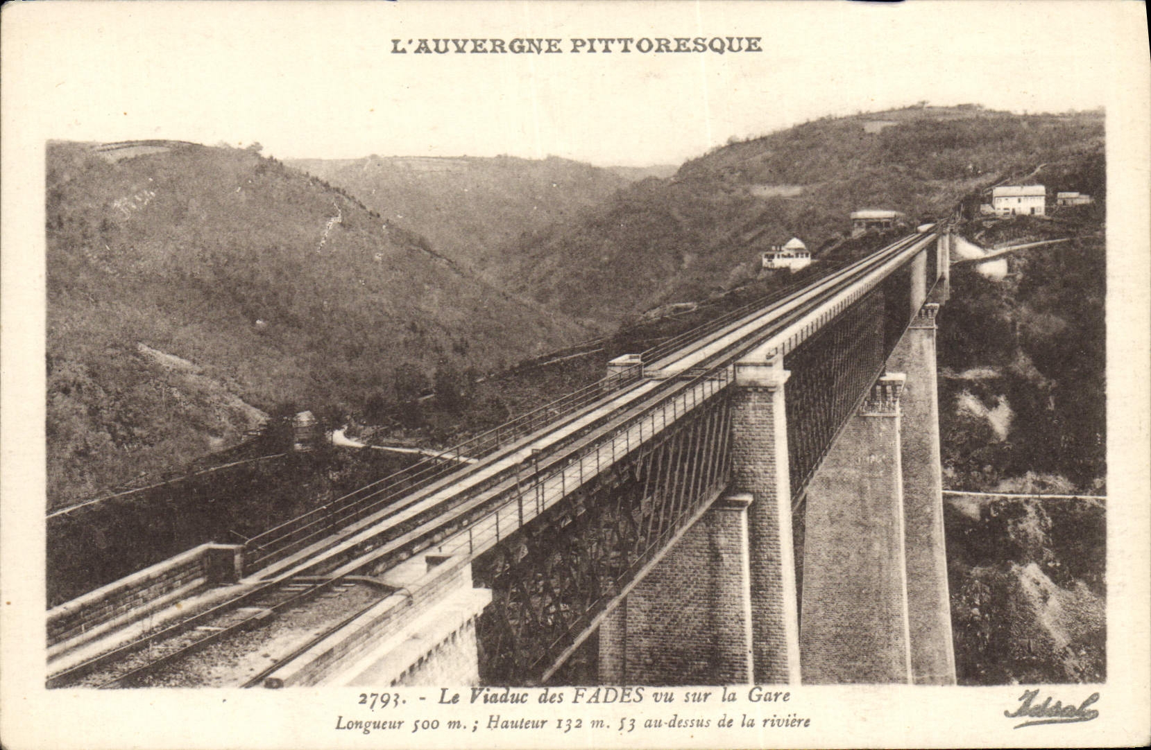 CPA L'Auvergne Pittoresque Le viaduc de Fades vu sur la gare