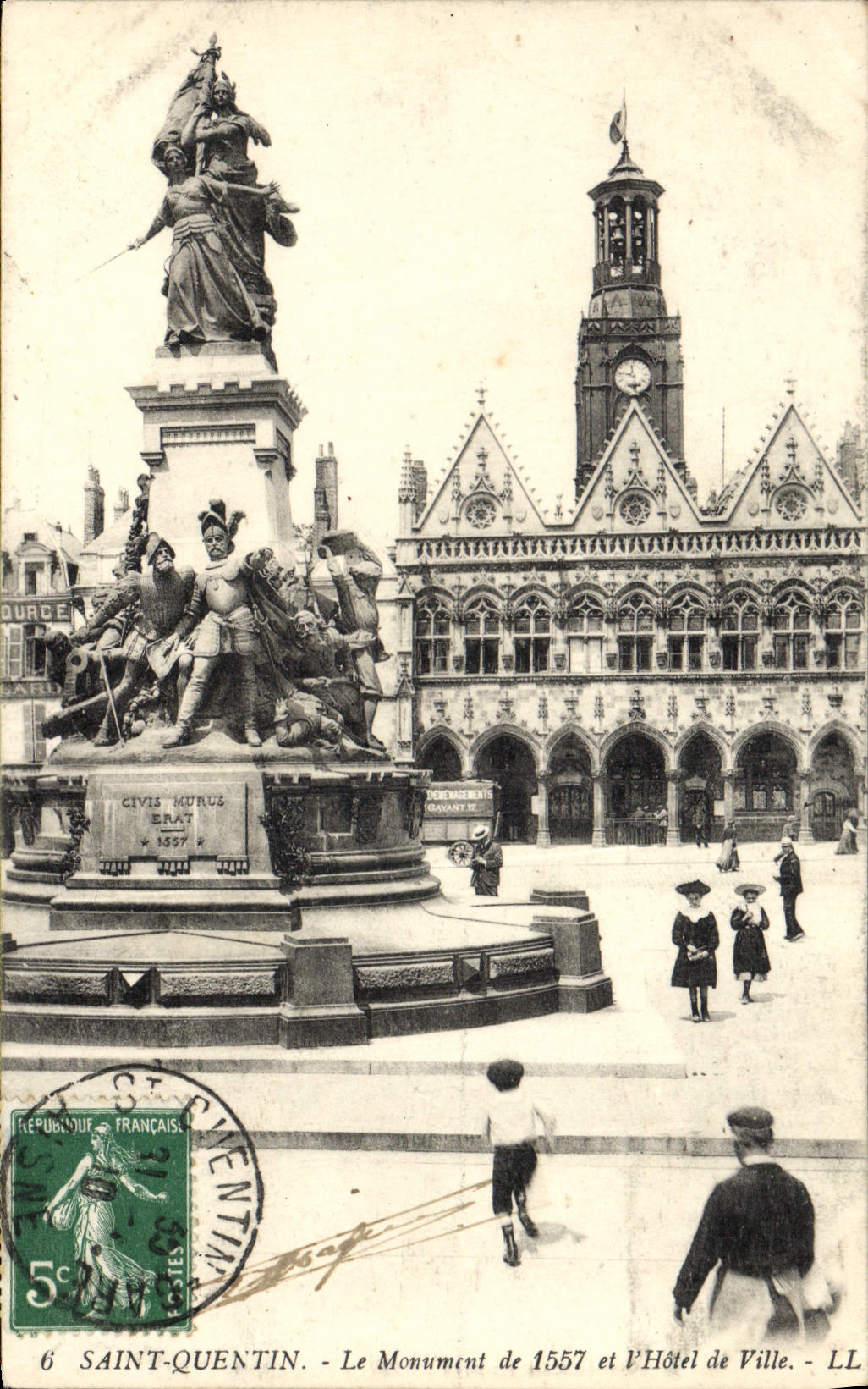 CPA Saint Quentin Le Monument de 1557 et l'hotel de ville