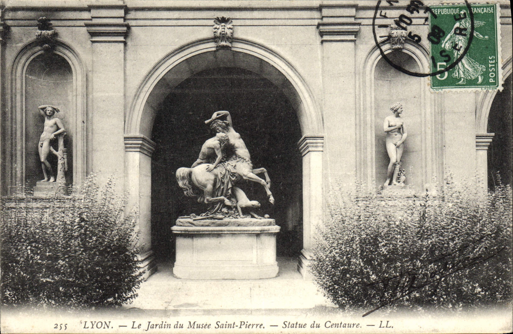 LYON. — Le Jardin du Musée Saint-Pierre. — Statue du Centaure. — LL. — N° 255