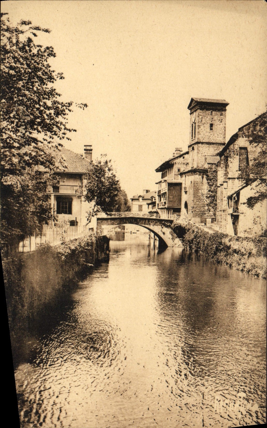 Die Nive in Saint-Jean-Pied-de-Port — Ansicht des Brückens und der Turms — Éditions Artistiques Raymond Bergevin, La Rochelle