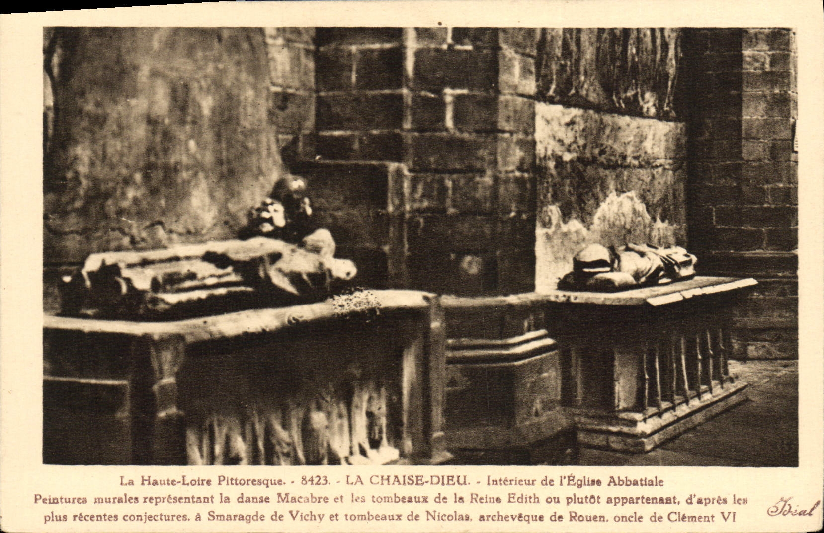 La Chaise-Dieu — Intérieur de l'Église Abbatiale — Peintures murales et tombeaux