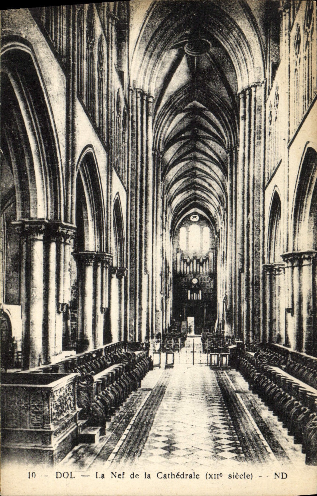 Dol — La Nef de la Cathédrale (xiième siècle) — ND