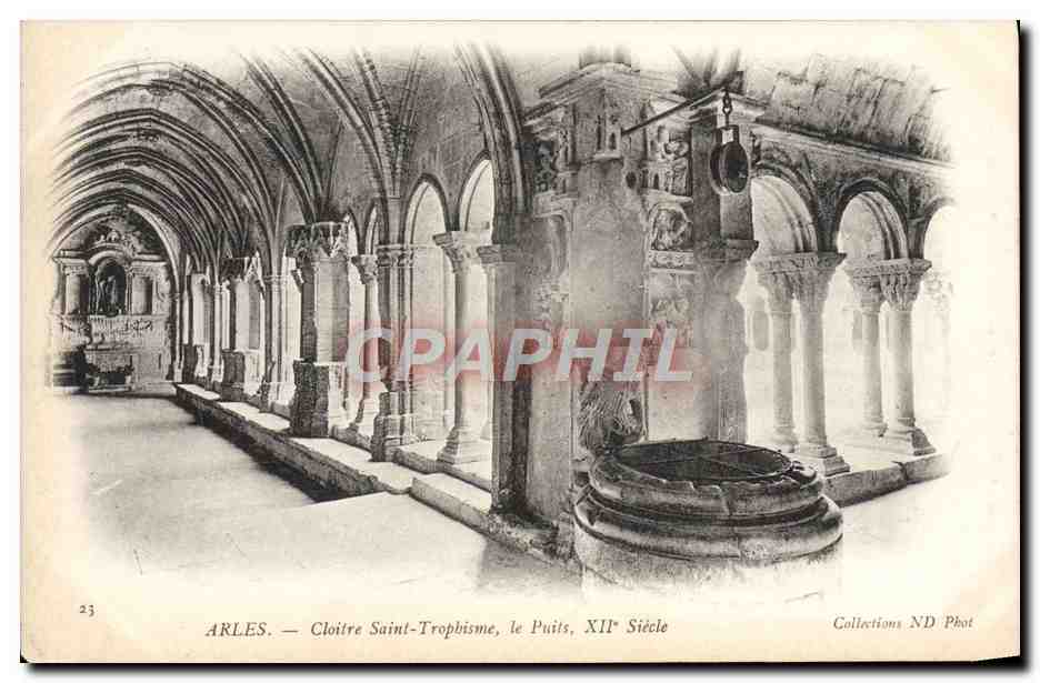 CPA Arles Cloitre Saint Trophisme Le Puits