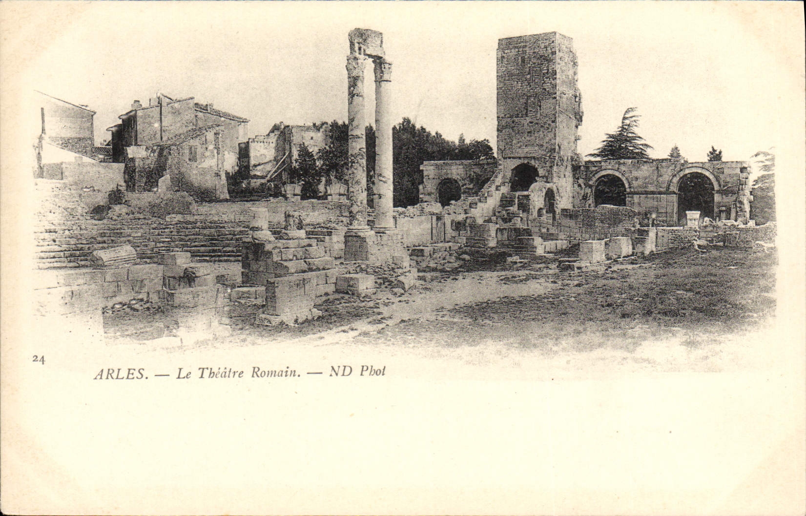 Arles — Le Théâtre Romain — ND Pbot