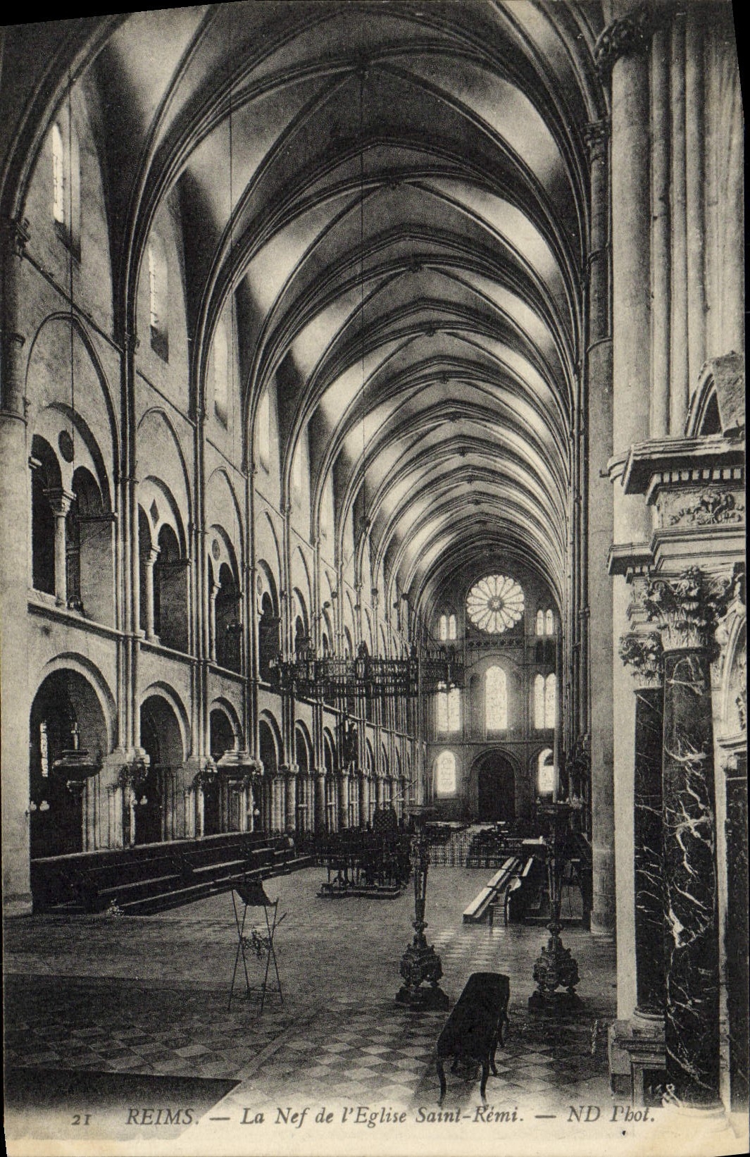 CPA Reims La Nef De I'Eglise Saint Remi