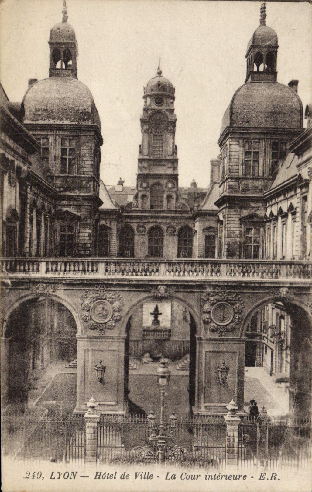 LYON — Hôtel de Ville — La Cour intérieure — E.R. n°249