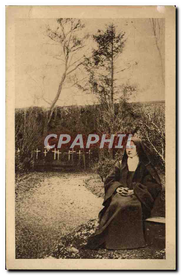 CPA Therese De I'Enfant Jesus Dans Le Jardin Du Monastere Lisieux
