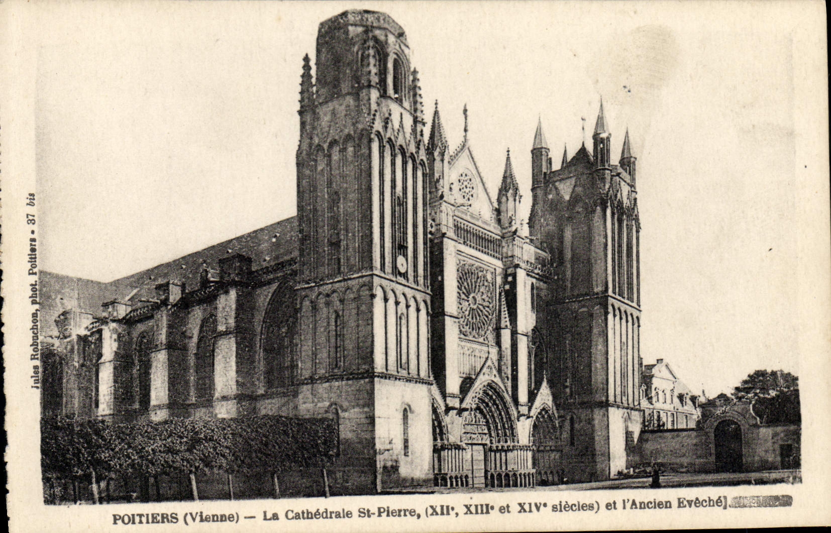 Poitiers (Vienne) — La Cathédrale St-Pierre, (XIIe, XIIIe et XIVe siècles) et l'Ancien Evêché