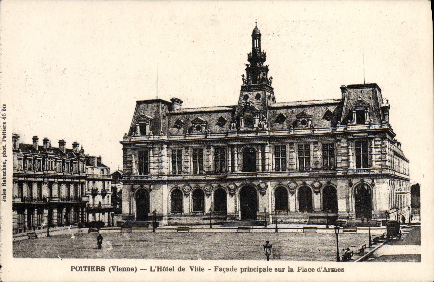 Poitiers (Vienne) — L'Hôtel de Ville — Façade principale sur la Place d'Armes — Anjés Robuchon, phot. Poitiers 46 bis