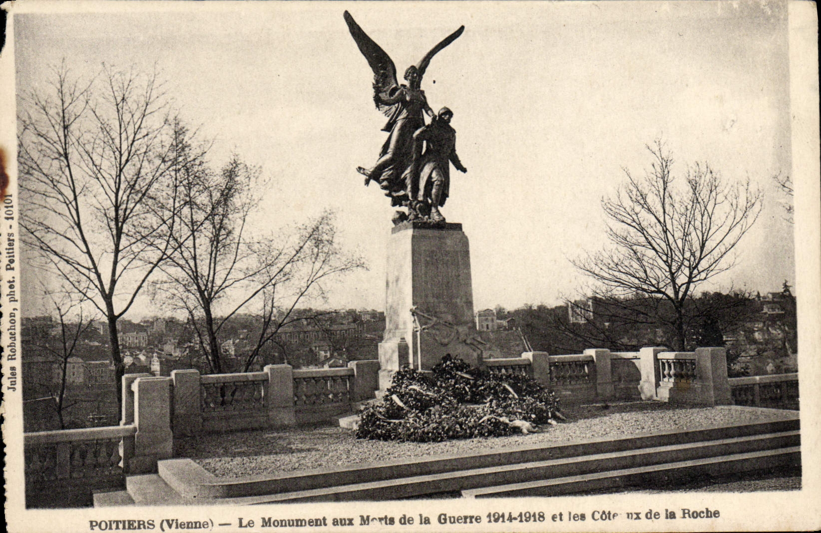 Poitiers (Vienne) — Le Monument aux Morts de la Guerre 1914-1918 et les Côteaux de la Roche — Jules Robachon, phot. Poitiers - 10101