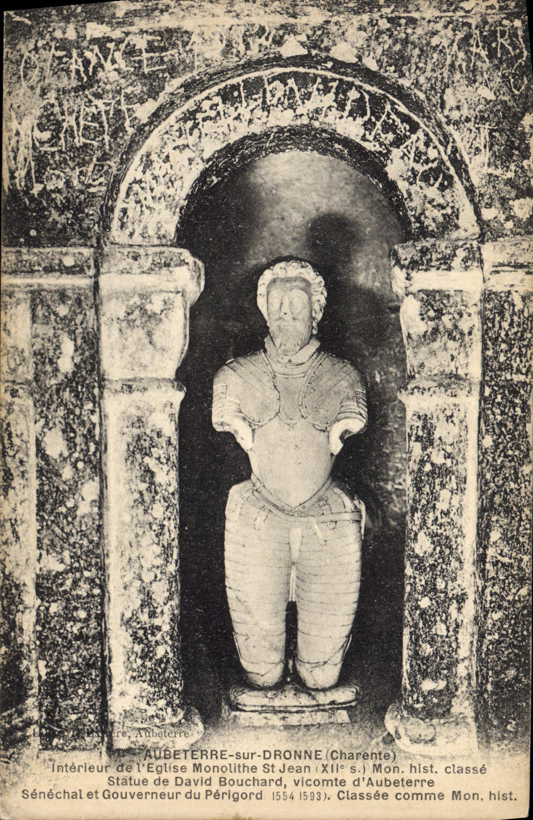 Aubeterre-sur-Dronne (Charente) — Innenansicht der monolithischen Kirche Saint-Jean — Statue von David Bouchard, Graf von Aubeterre, als historisches Denkmal klassifiziert
