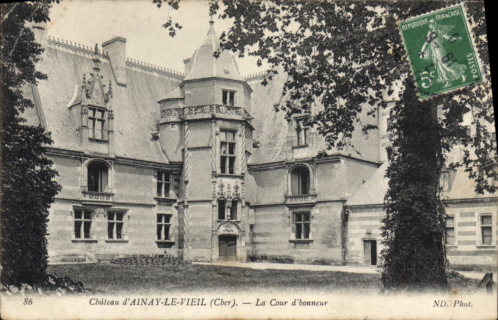 Château d'Ainay-le-Vieil (Cber) — La Cour d'honneur — ND. Phot.