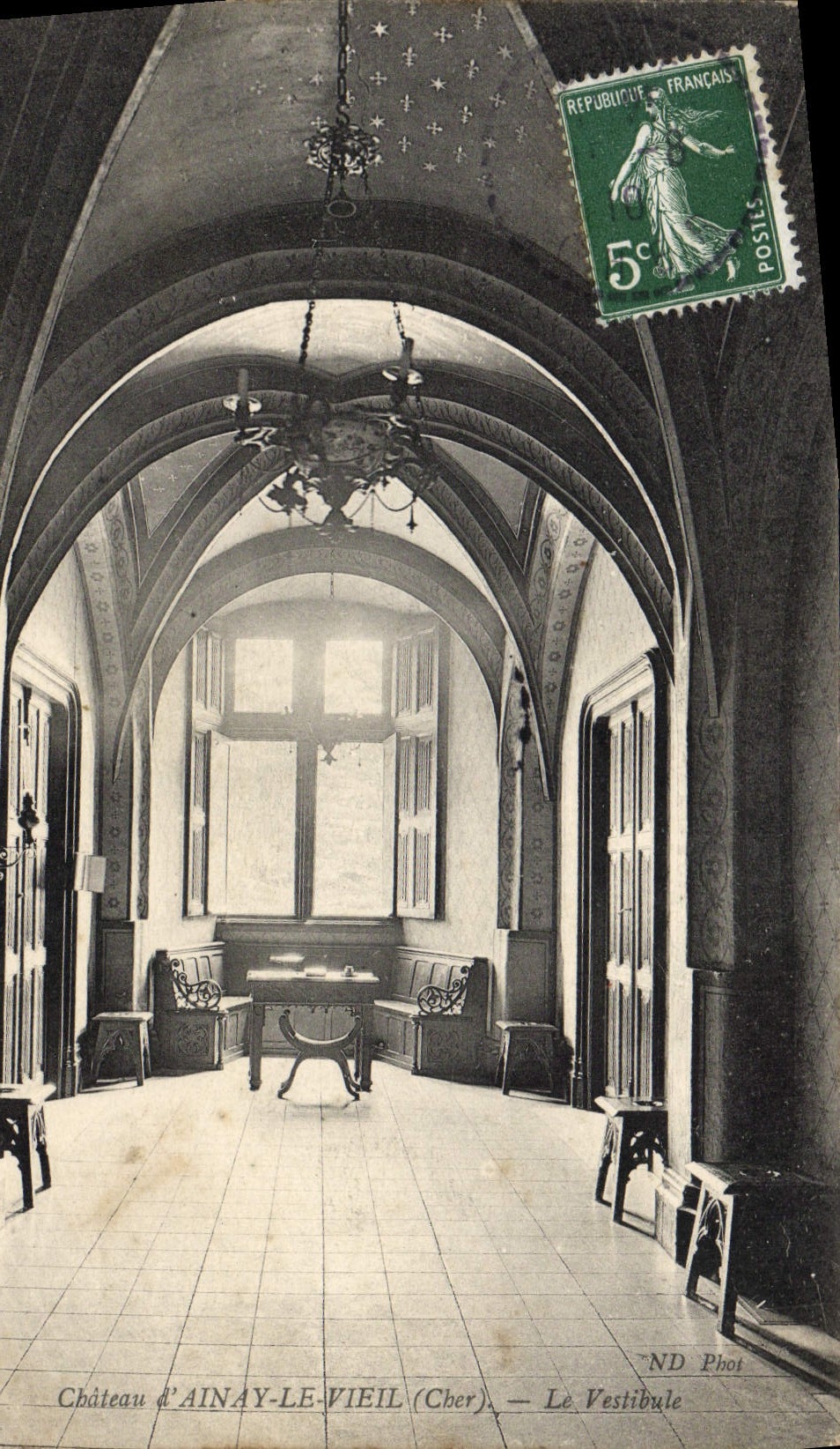 Château d'Ainay-le-Vieil (Cher) — Le Vestibule — ND Phot