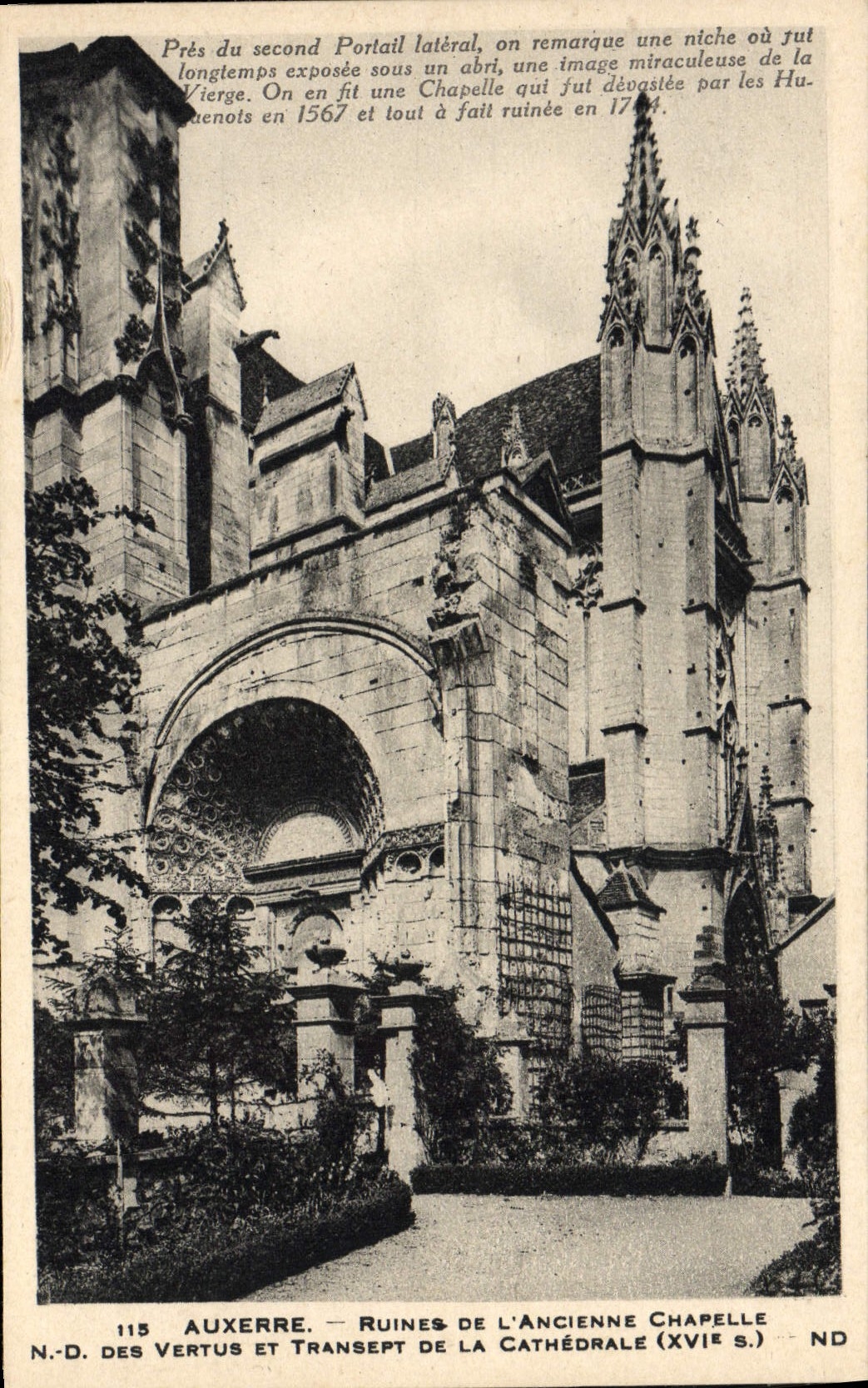 Auxerre — Ruines de l'ancienne chapelle N.-D. des Vertus et transept de la cathédrale (XVIe s.)