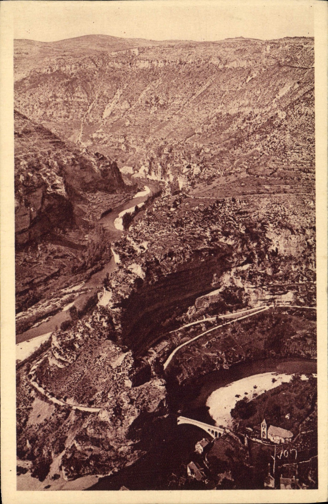Gorges du Tarn — Causses Méjean, Cañon du Tarn et Cirques de Saint-Chély et Pougnadoires — Éditions d'Art Yvon, Paris