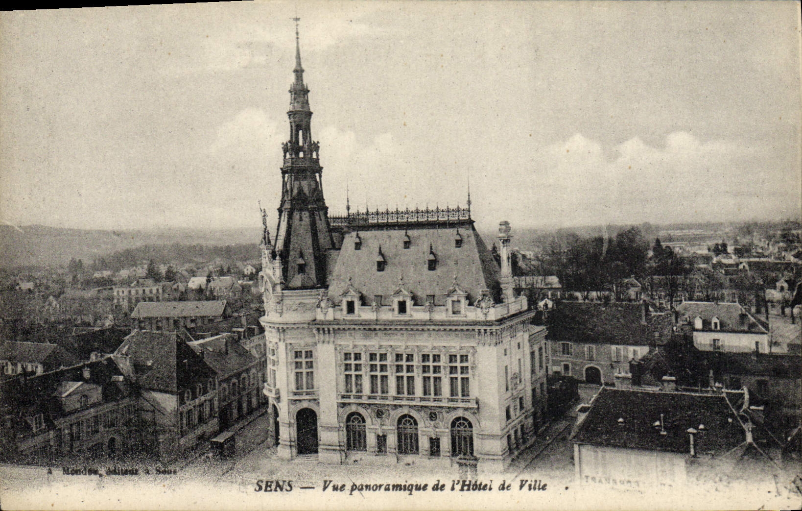 SENS — Vue panoramique de l'Hôtel de Ville — Mondon, éditeur à Sens
