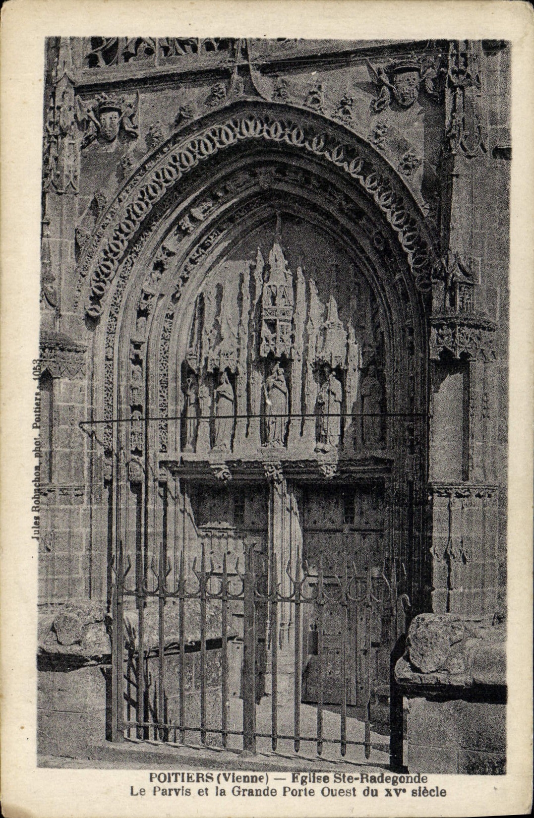 Poitiers (Vienne) — Église Ste-Radegonde, Le Parvis et la Grande Porte Ouest du XVᵉ siècle — Jules Raharchon, phot. Poitiers - 1083