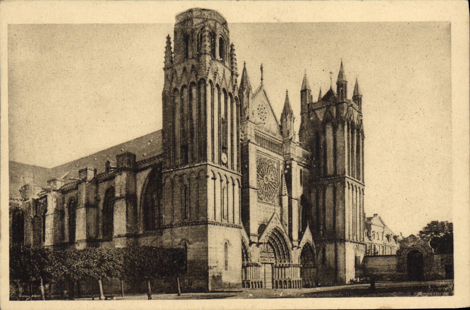 Poitiers — Cathédrale Saint-Pierre et Ancien Évêché — J. Robuchon