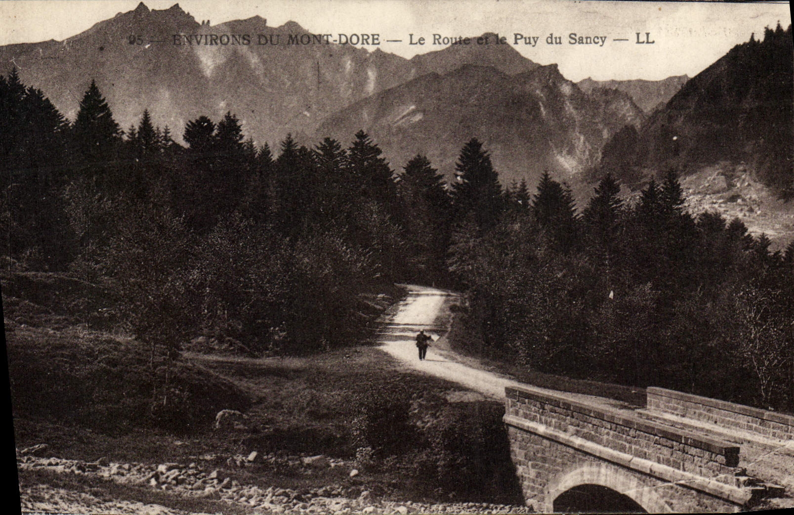 CPA Le Mont Dore Le Route Et Le Puy Du Sancy