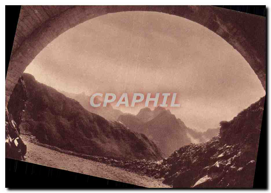 CPA Route de Bareges au Tourmalet et au Pic Du Midi La route menant au Pic de Midi passant sous un tunnel