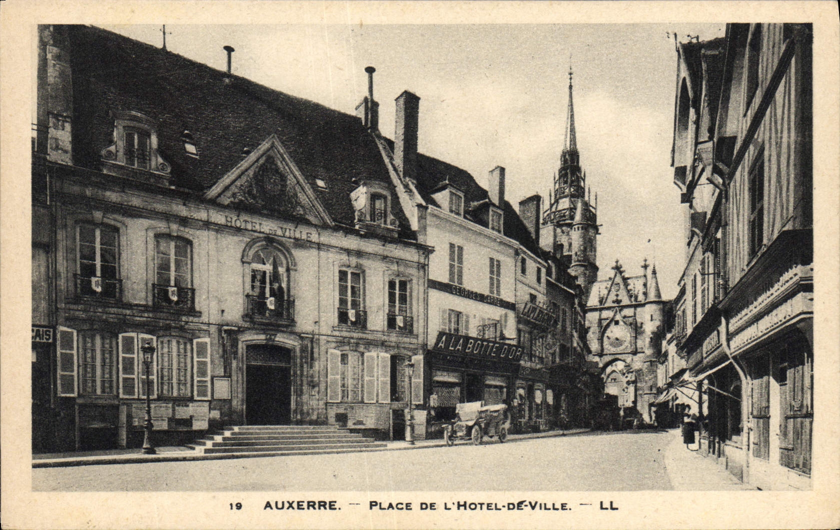 Auxerre — Place de l'Hôtel-de-Ville — LL
