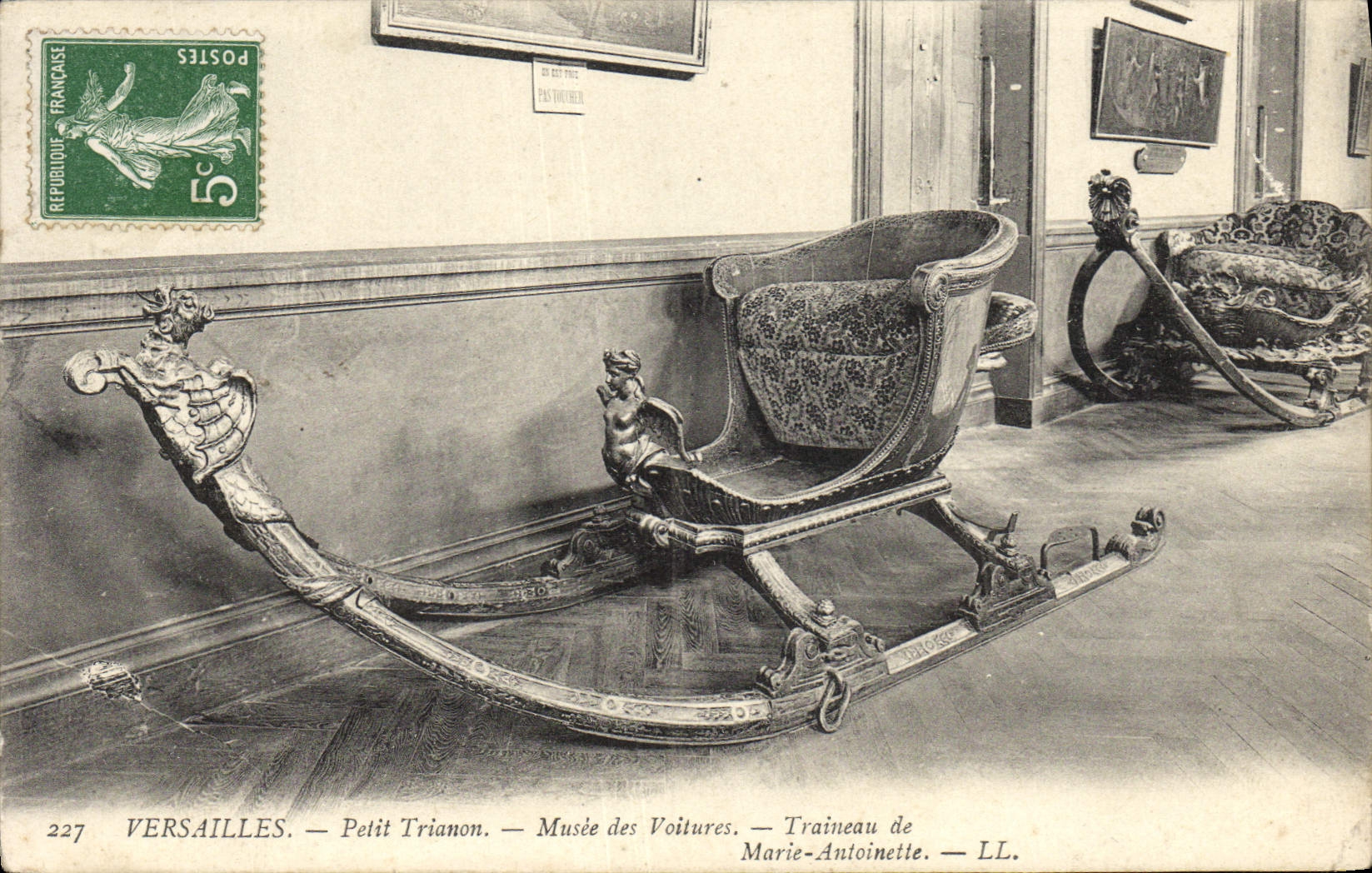 CPA Versailles Pelit Trianon Musee Des Voitures Traineau de Marie Antoinette