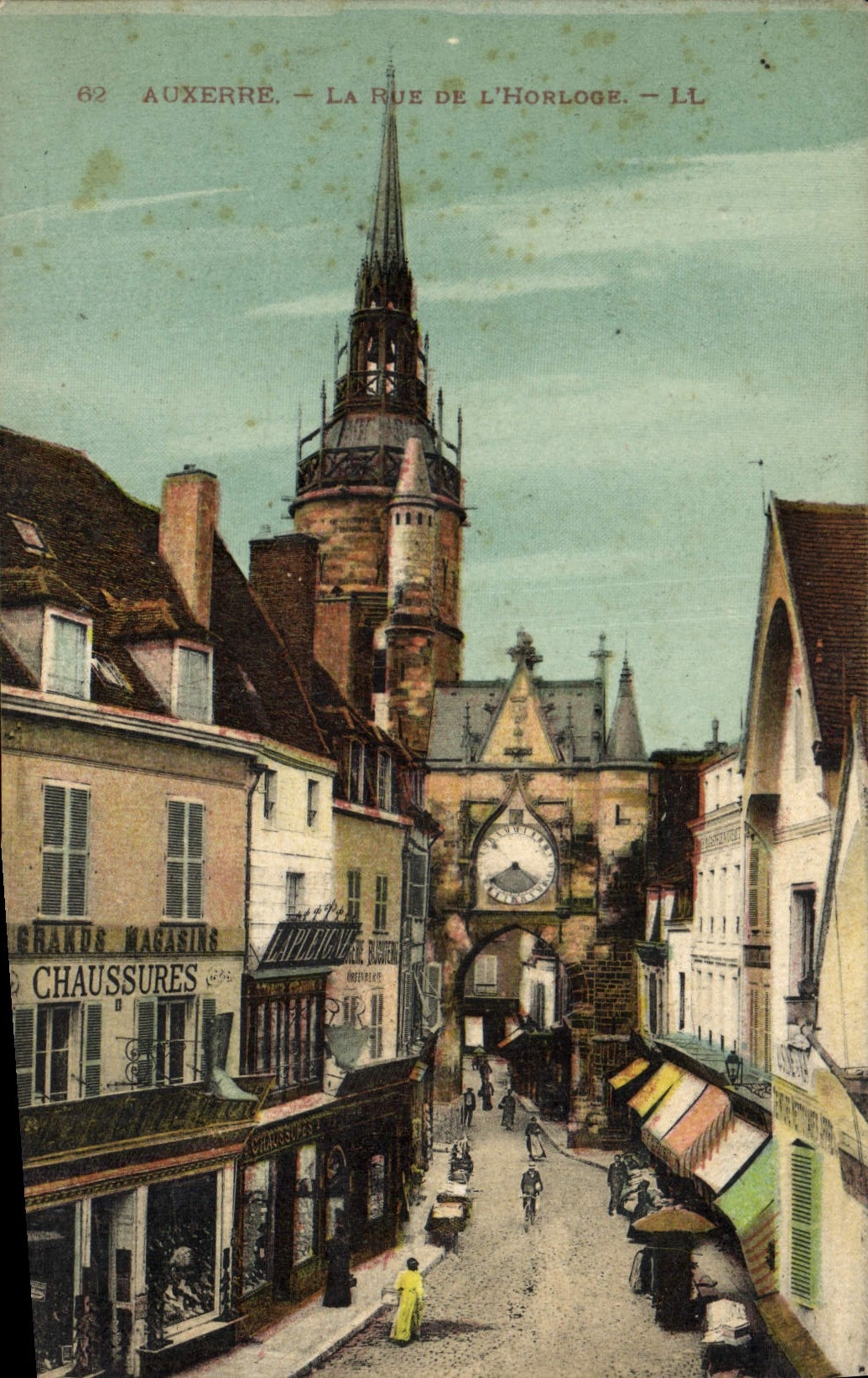 CPA Auxerre La Rue De L'Horloge