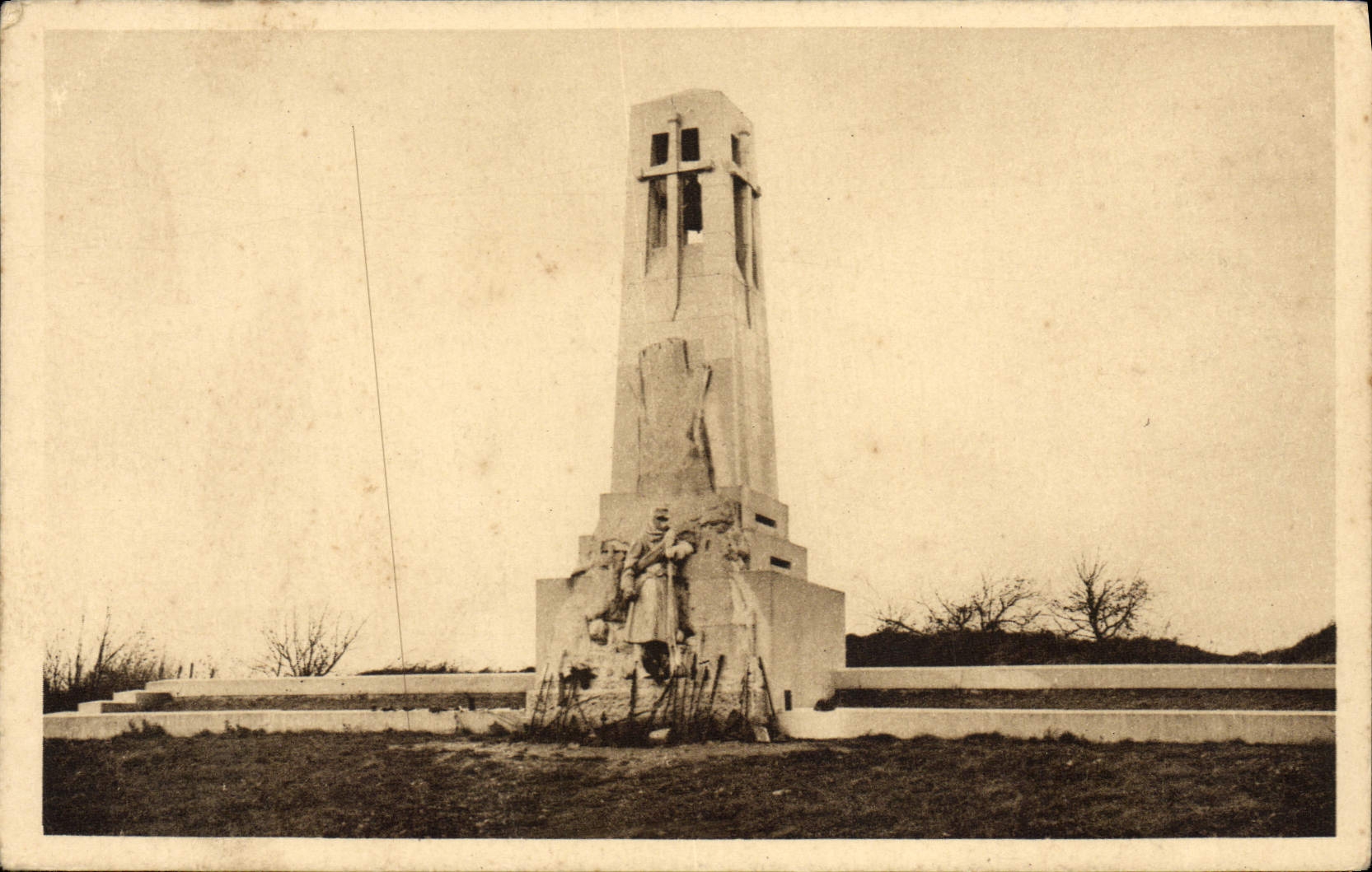CPA Vauquois Monument eleve a la memoire des Poilus Militaria 