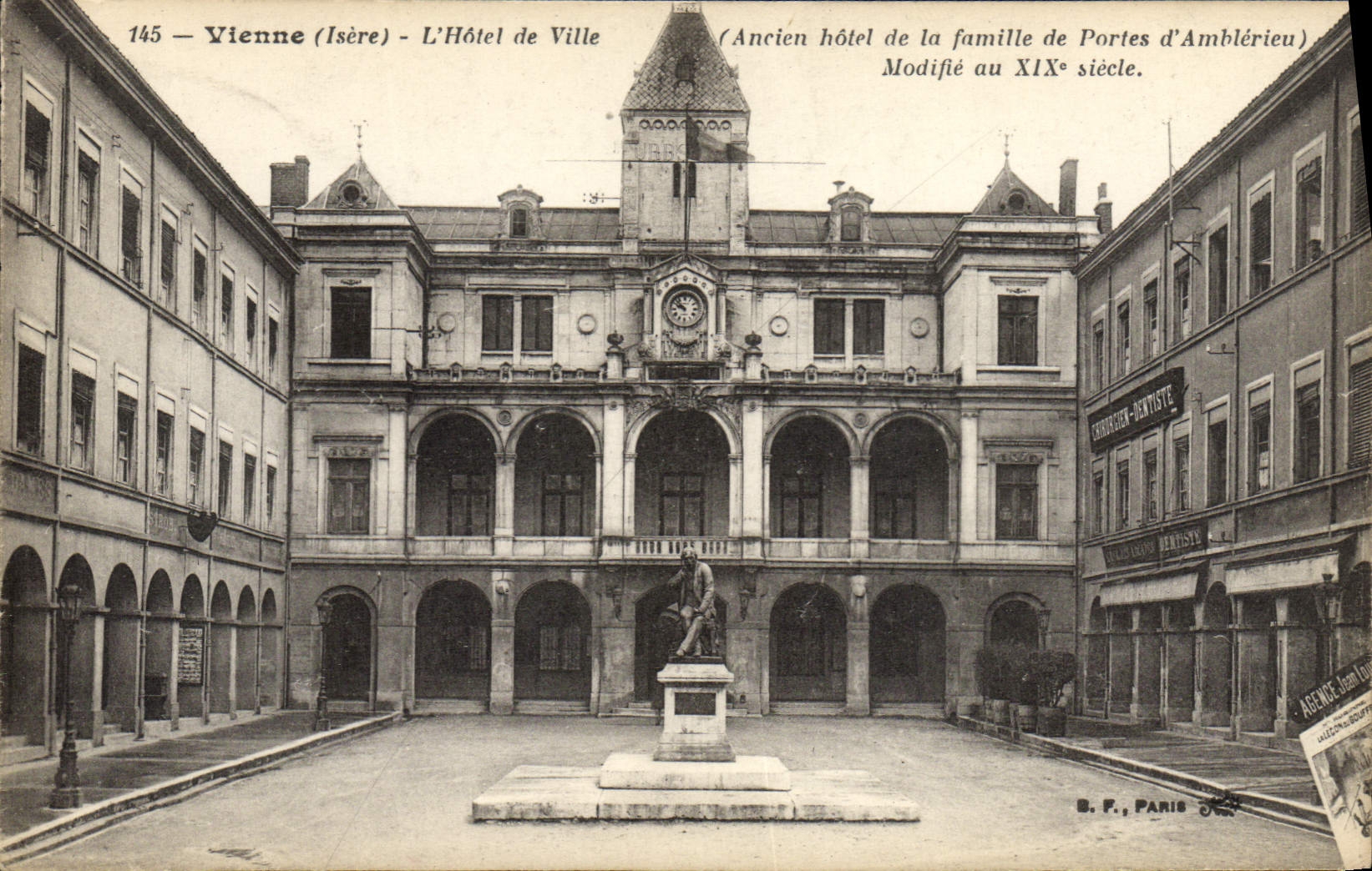 CPA Vienne L'Hotel De Ville Ancien hotel de la famille d'Amblerieu 