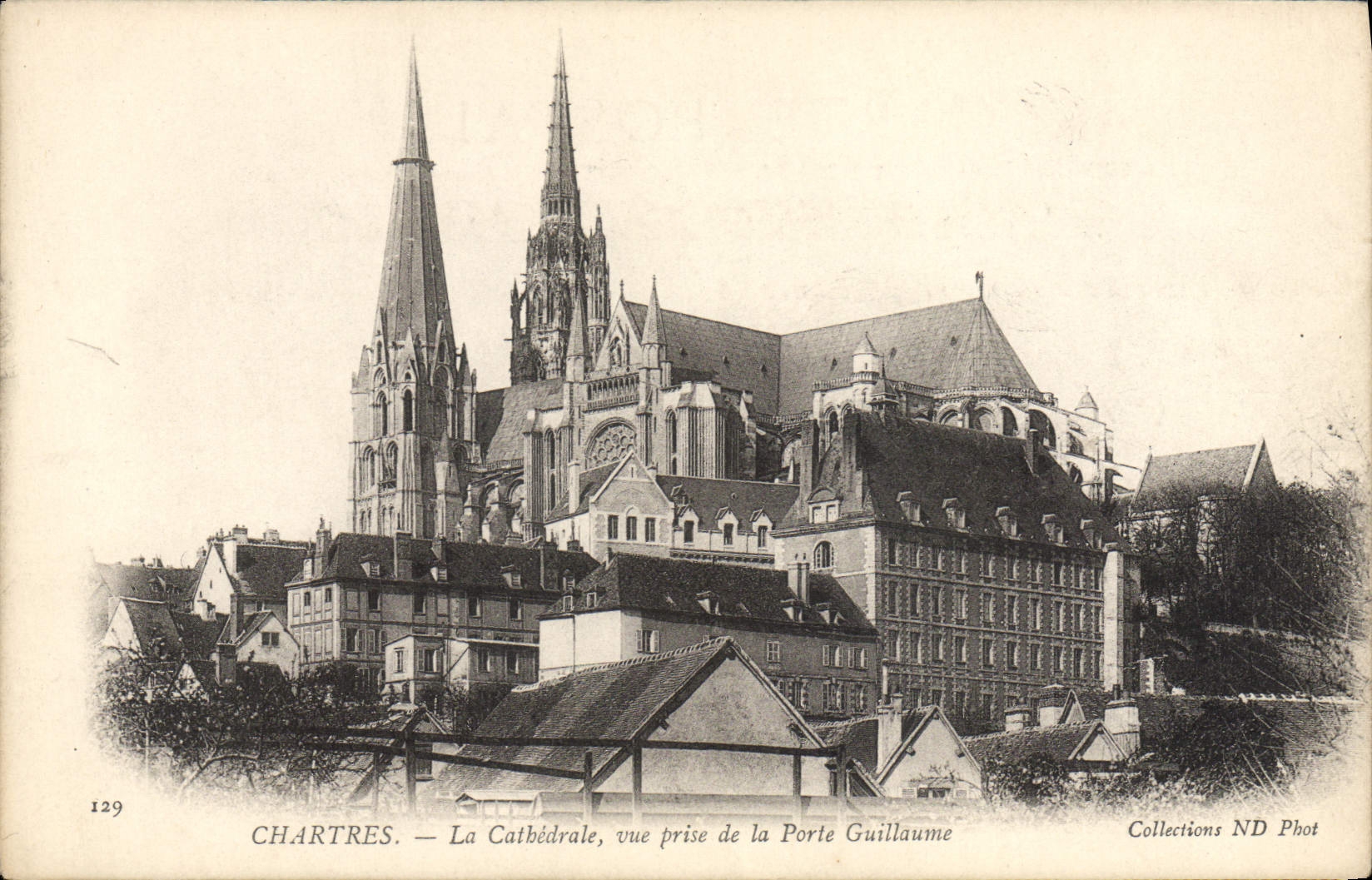CPA Chartres La Cathedrale Vue Prise de la Porte Guillaume