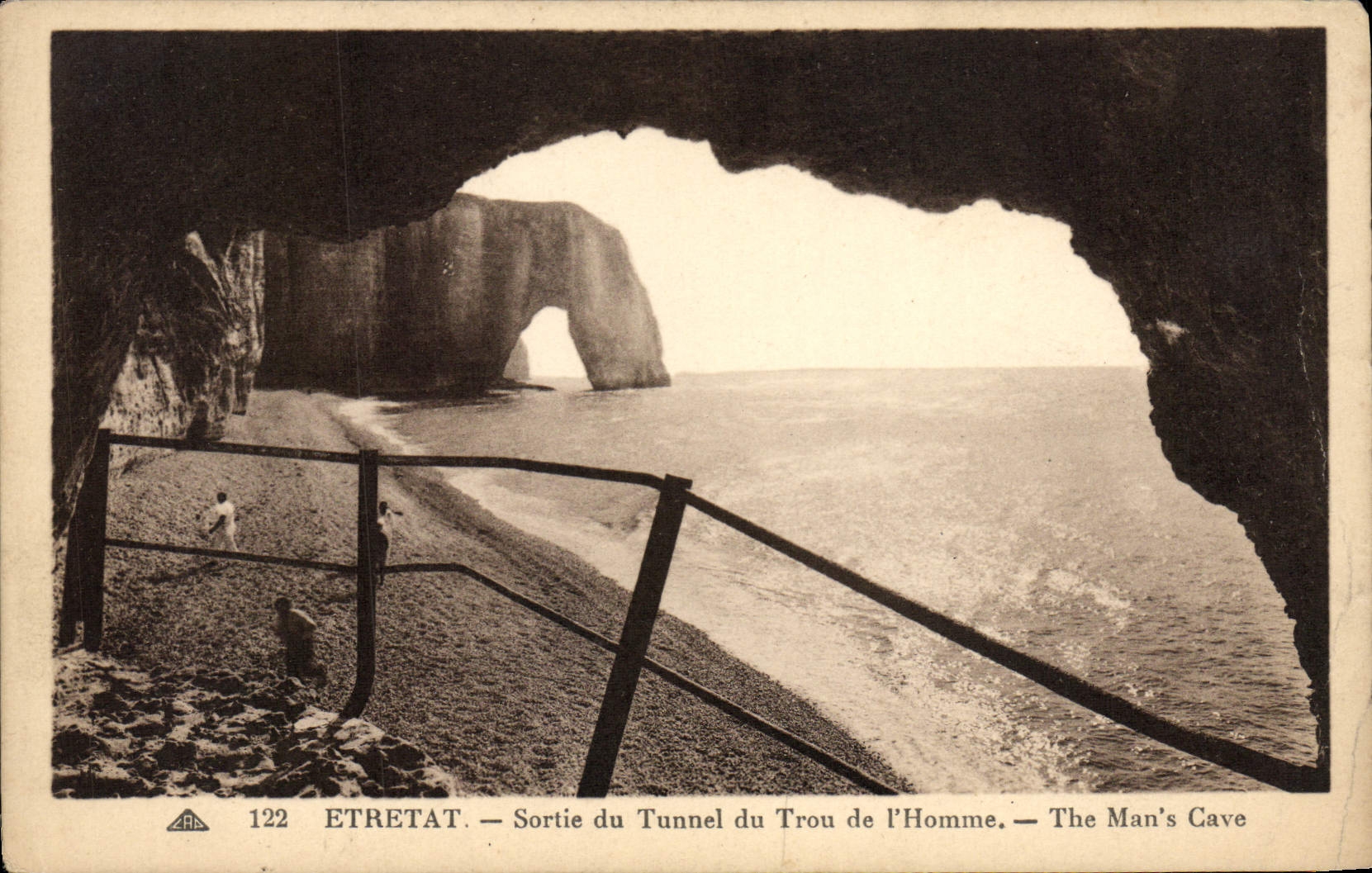 CPA Etretat Sortie du Tunnel du Trou de L'Homme