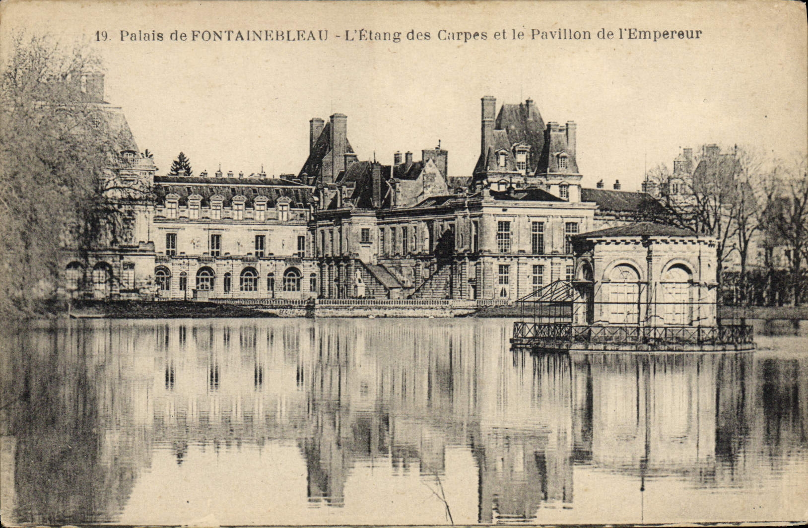 Schloss FONTAINEBLEAU — Der Karpfenteich und das Pavillon des Kaisers — unbekannter Verlag, Seriennummer 19