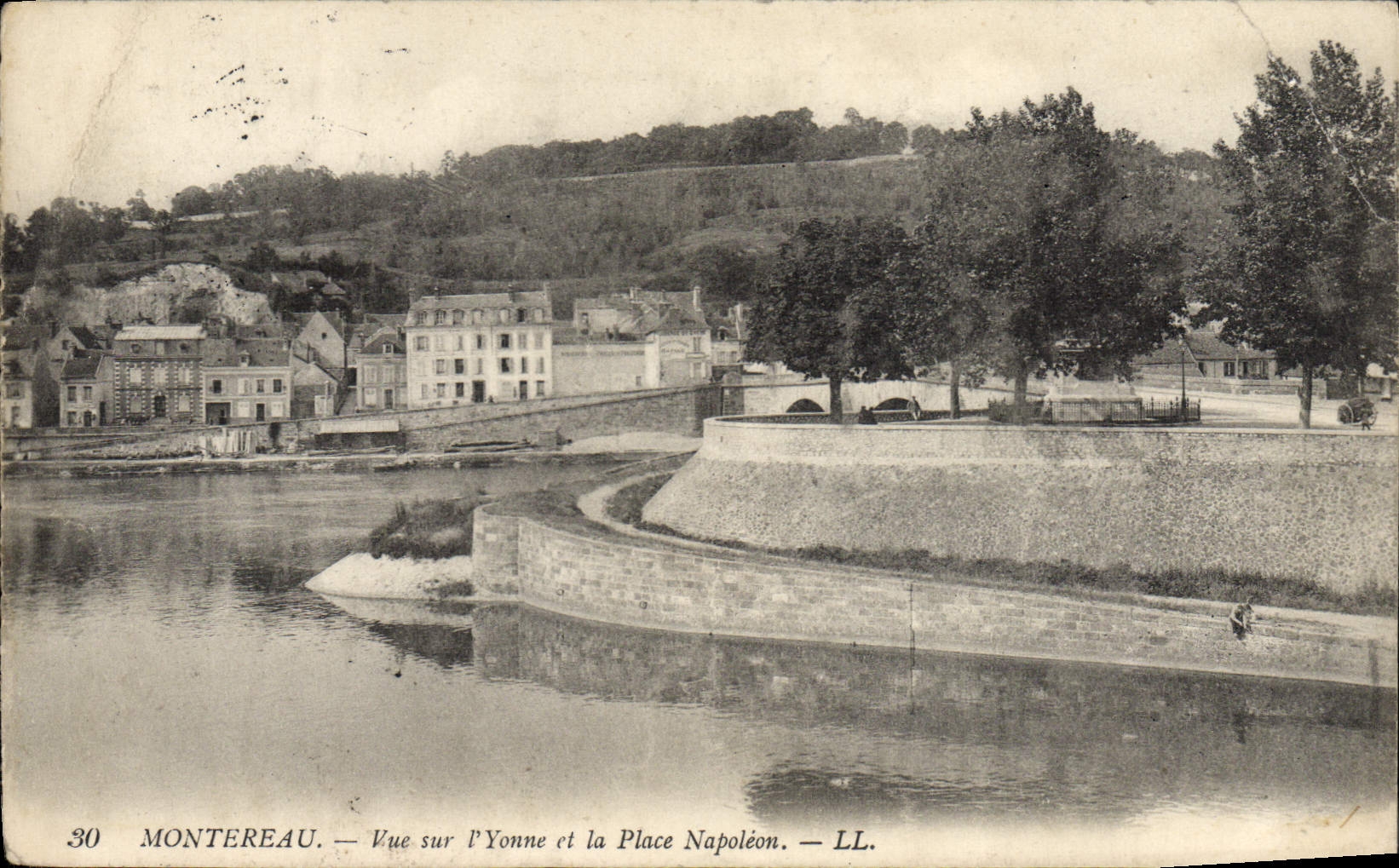 CPA Montereau Vue Sur L'Yonne et la Place 