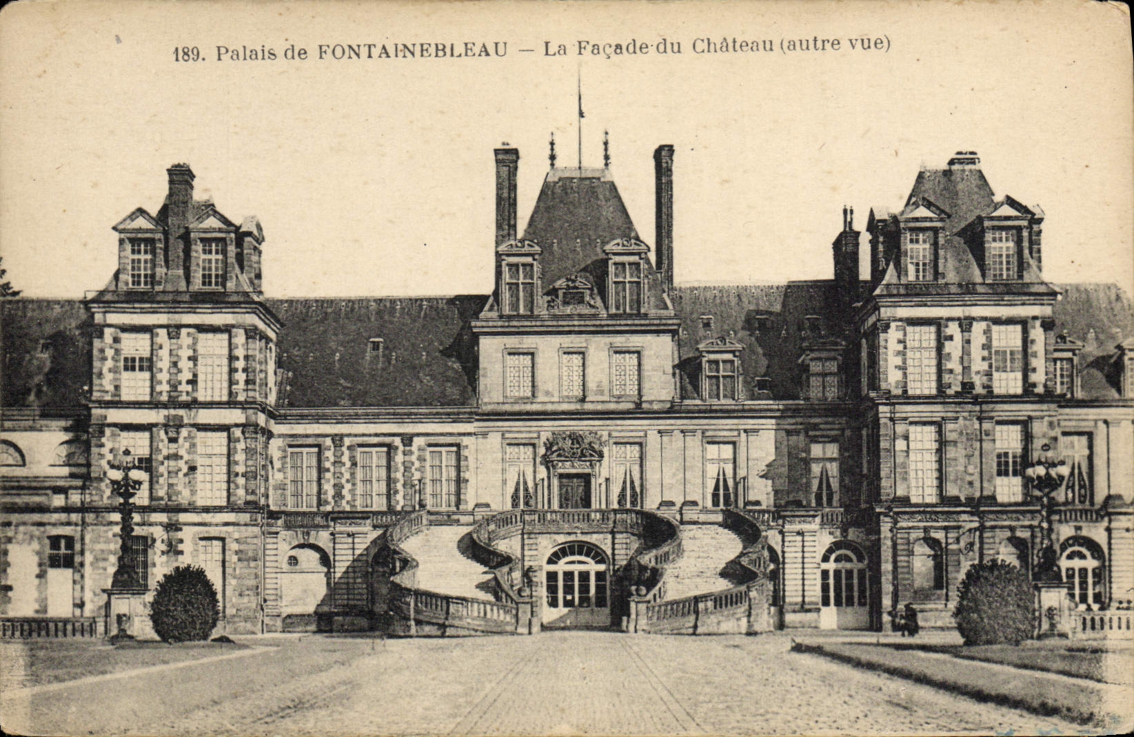 Palais de FONTAINEBLEAU — La Façade du Château (autre vue) — Éditeur CPAPHIL, n° 189