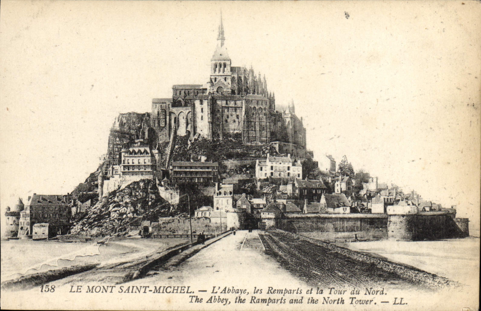 CPA Le Mont Saint Michel L'abbaye Les remparts et la tour du Nord