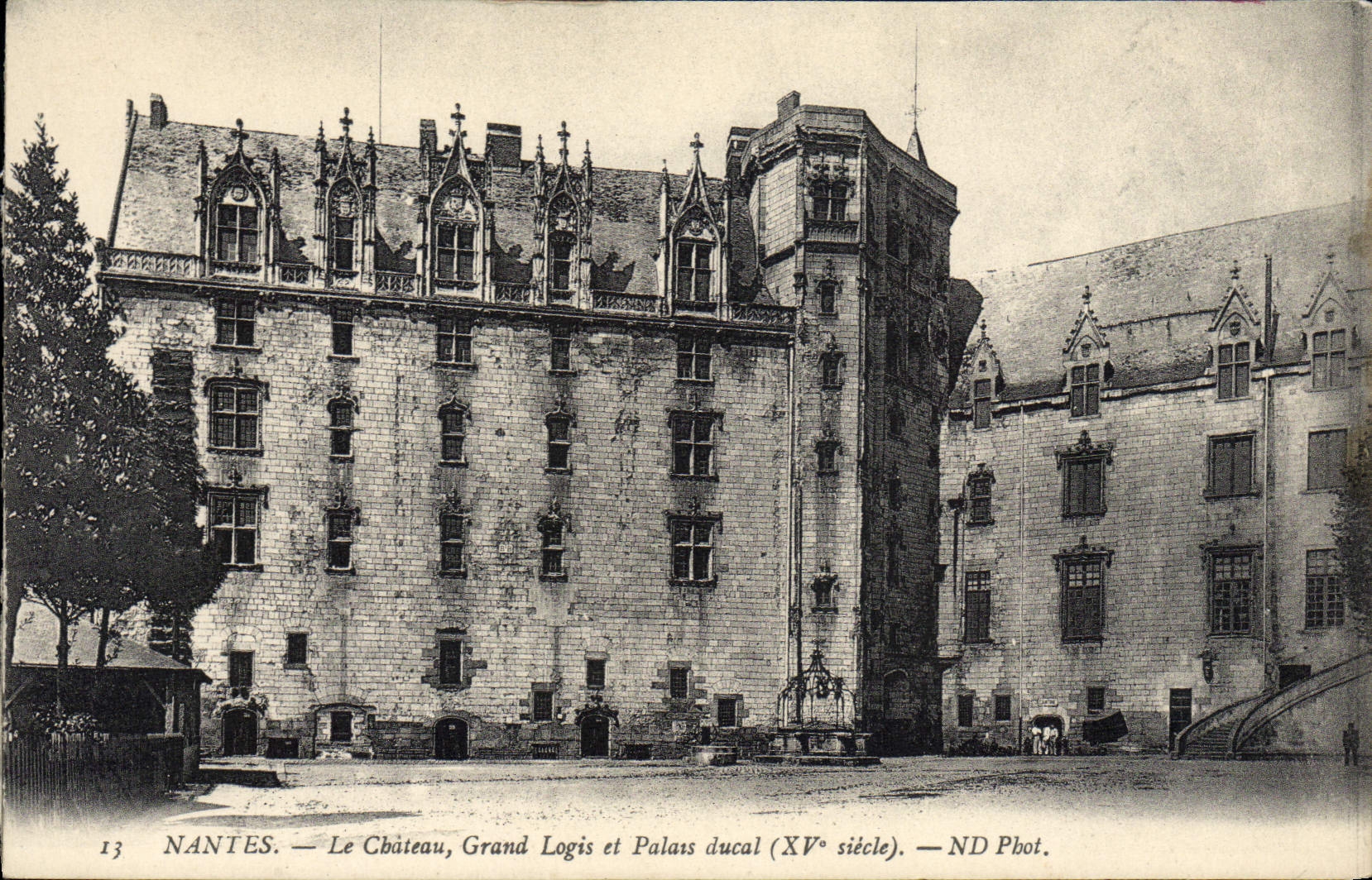 CPA Nantes Le chateau Grand logis et palais ducal