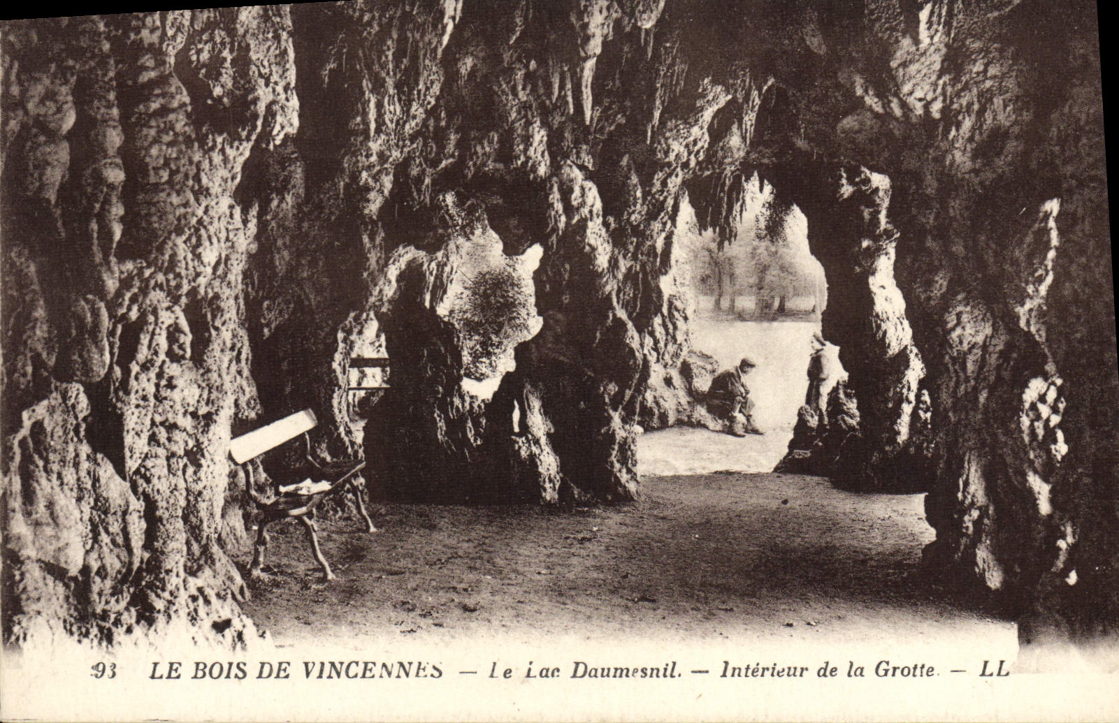 CPA Le Bois De Vincennes Le Lac Daumesnil Interieur de la grotte