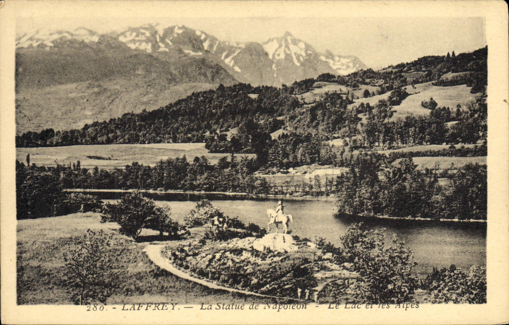 CPA Laffrey La Statue de Napoleon Le lac et les Alpes