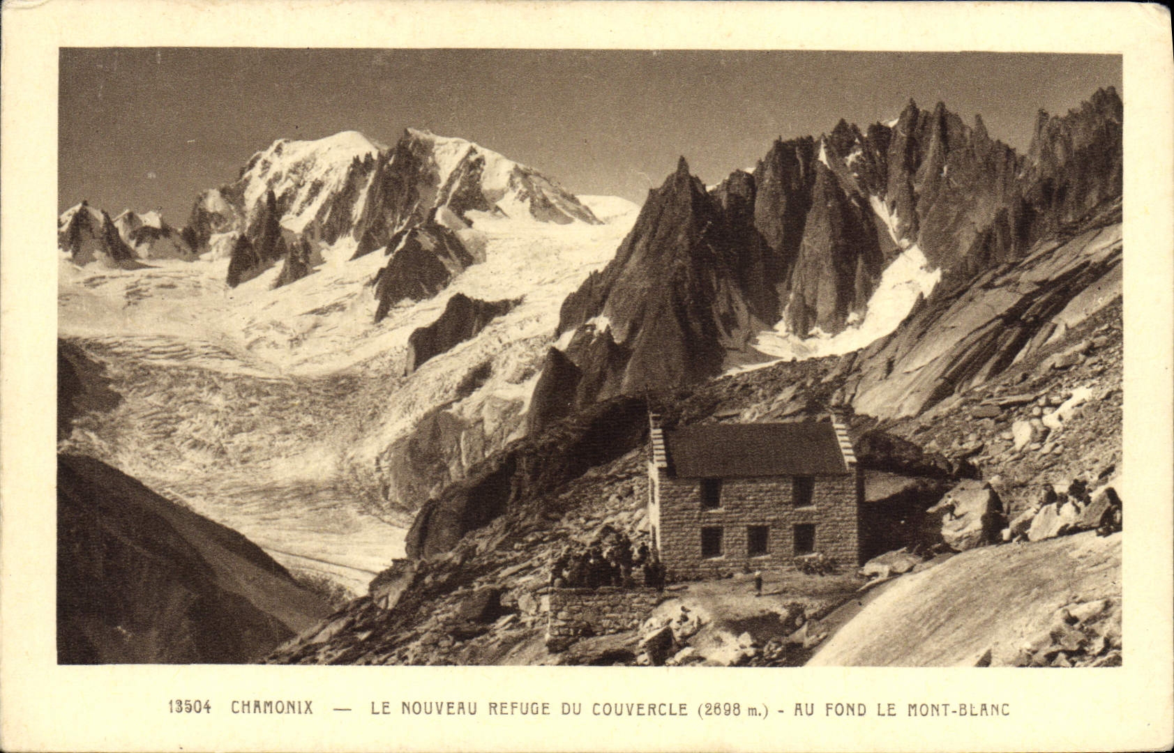 CPA Chamonix Le Nouveau Refuge Du Couvercle Au fond le Mont Blanc 