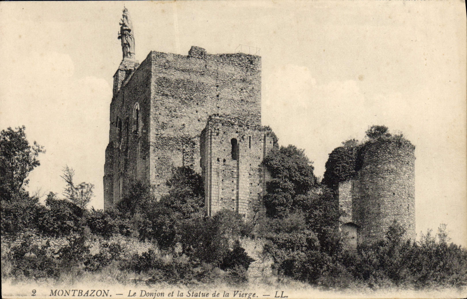 CPA Montbazon Le Donjon et la Statue de la Vierge